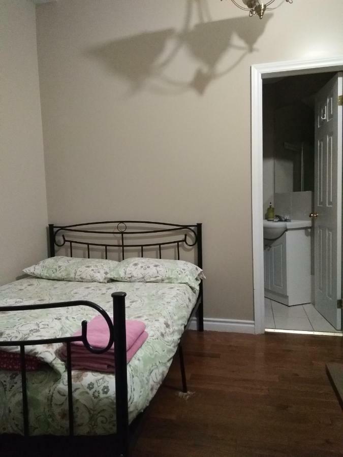 Convention Travelers Home Toronto Bagian luar foto