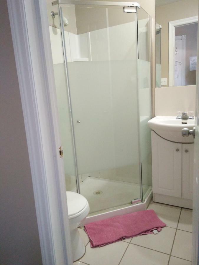 Convention Travelers Home Toronto Bagian luar foto